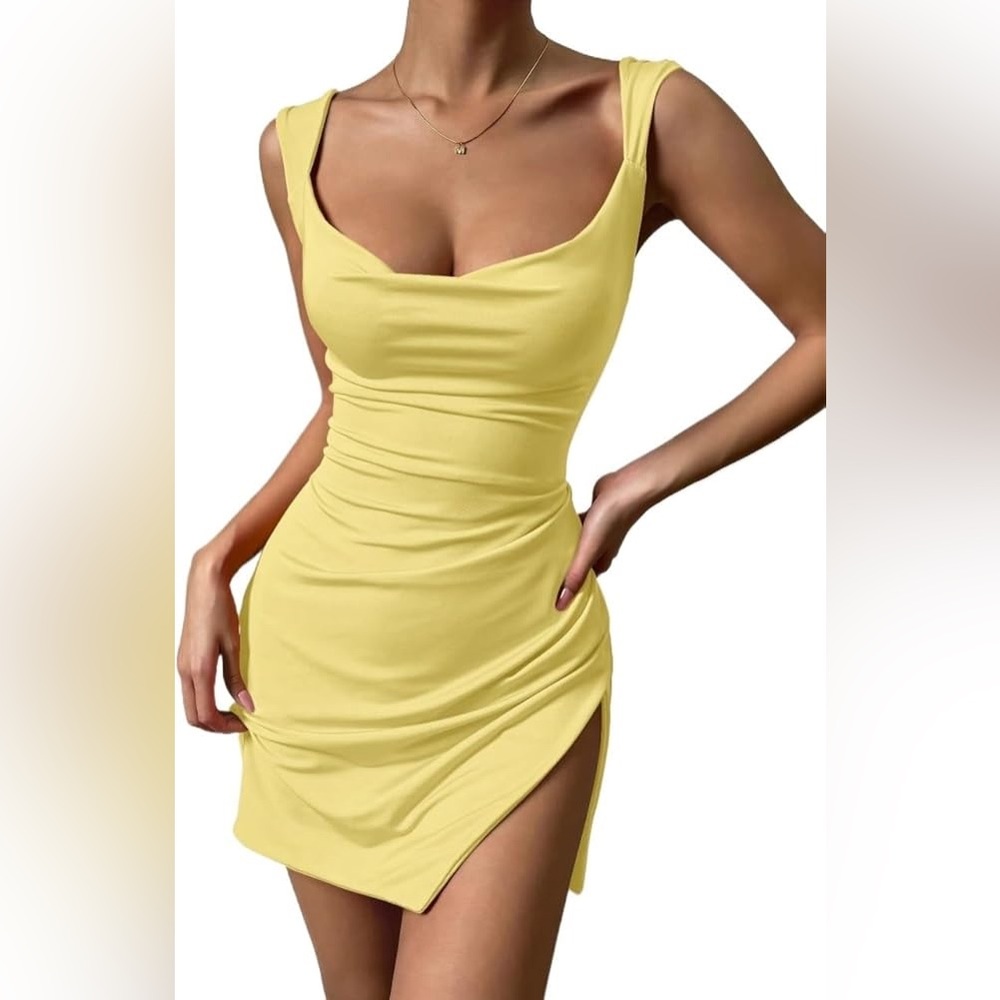 🍒AMTIOUS DRESS✨

🌸AMTIOUS solid split side ruched mini dress ✨